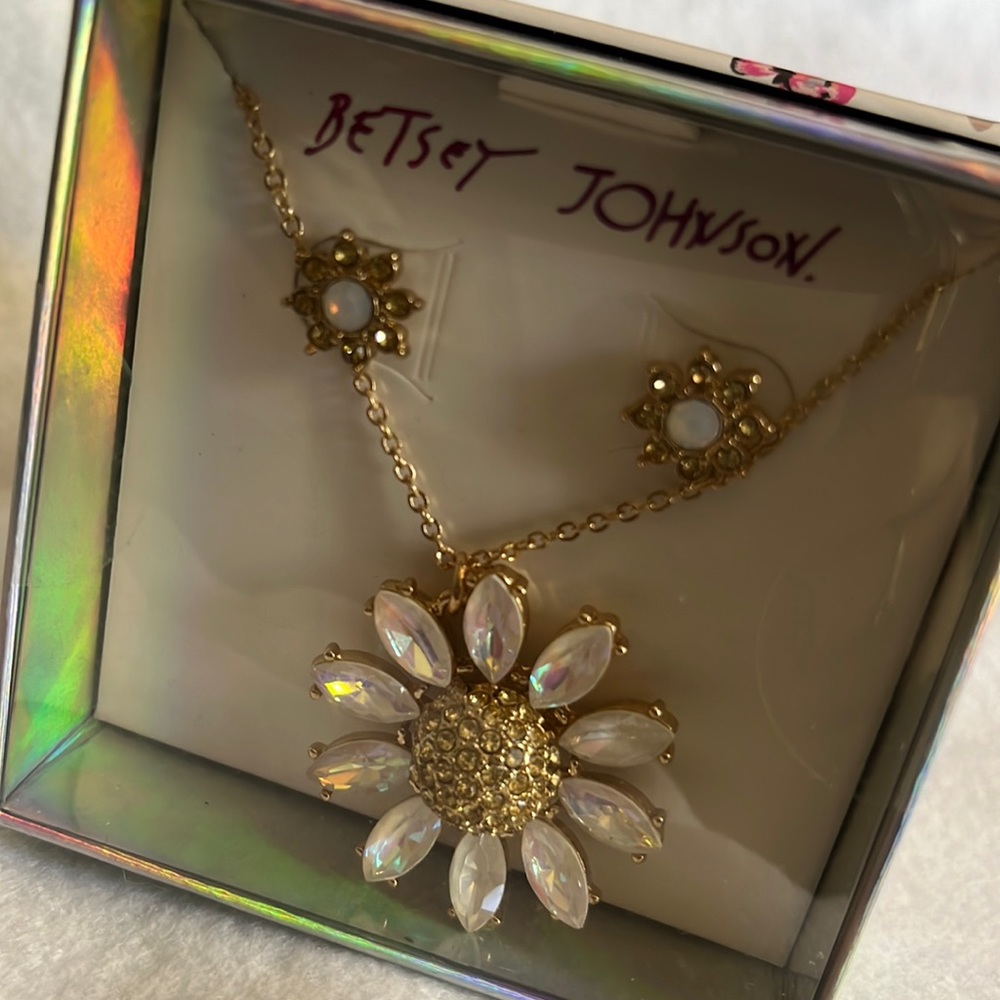 White Sunflower Necklace with Earrings